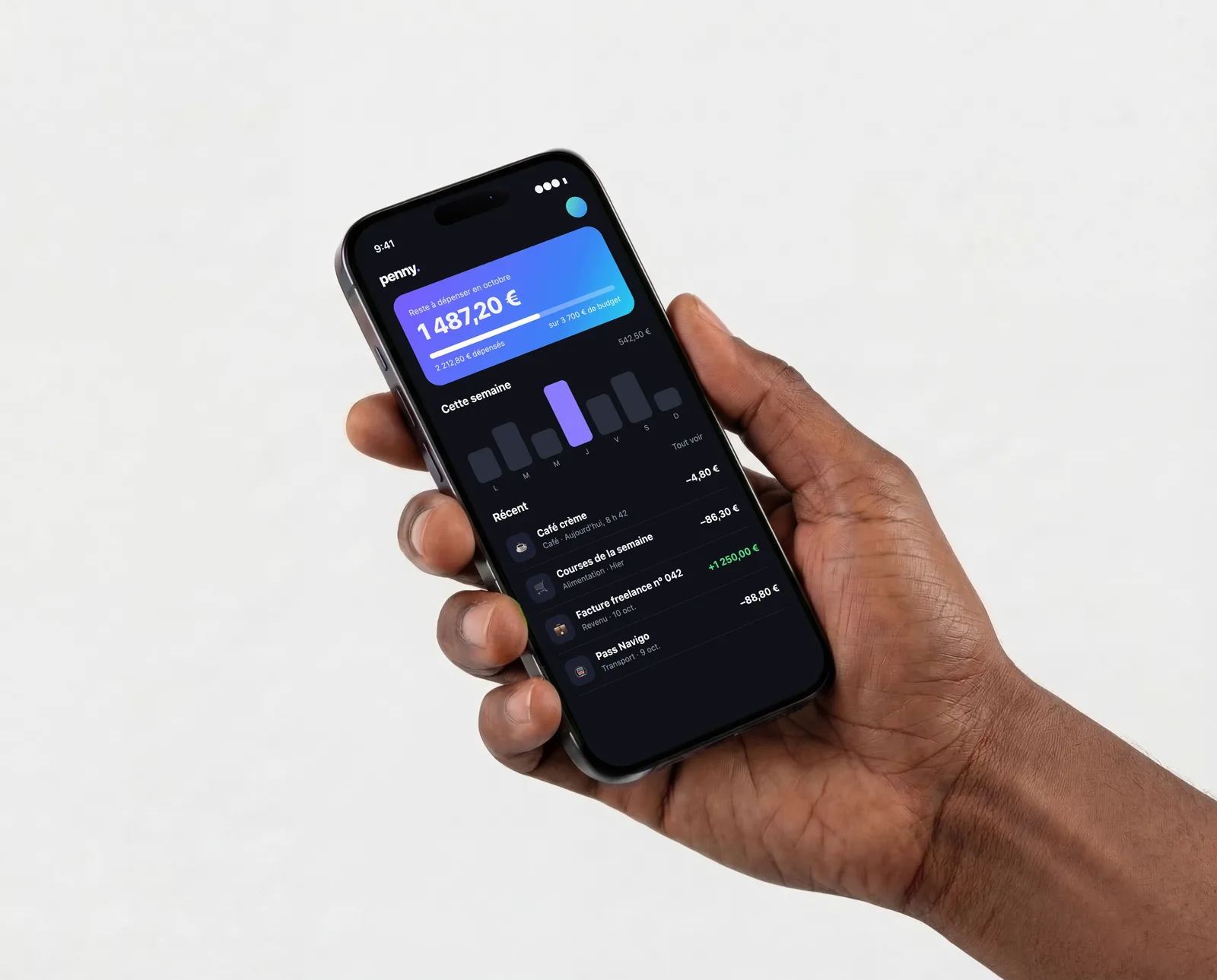 iPhone tenu d'une main affichant une appli de budget en mode sombre, avec le reste à dépenser du mois et un graphique de la semaine