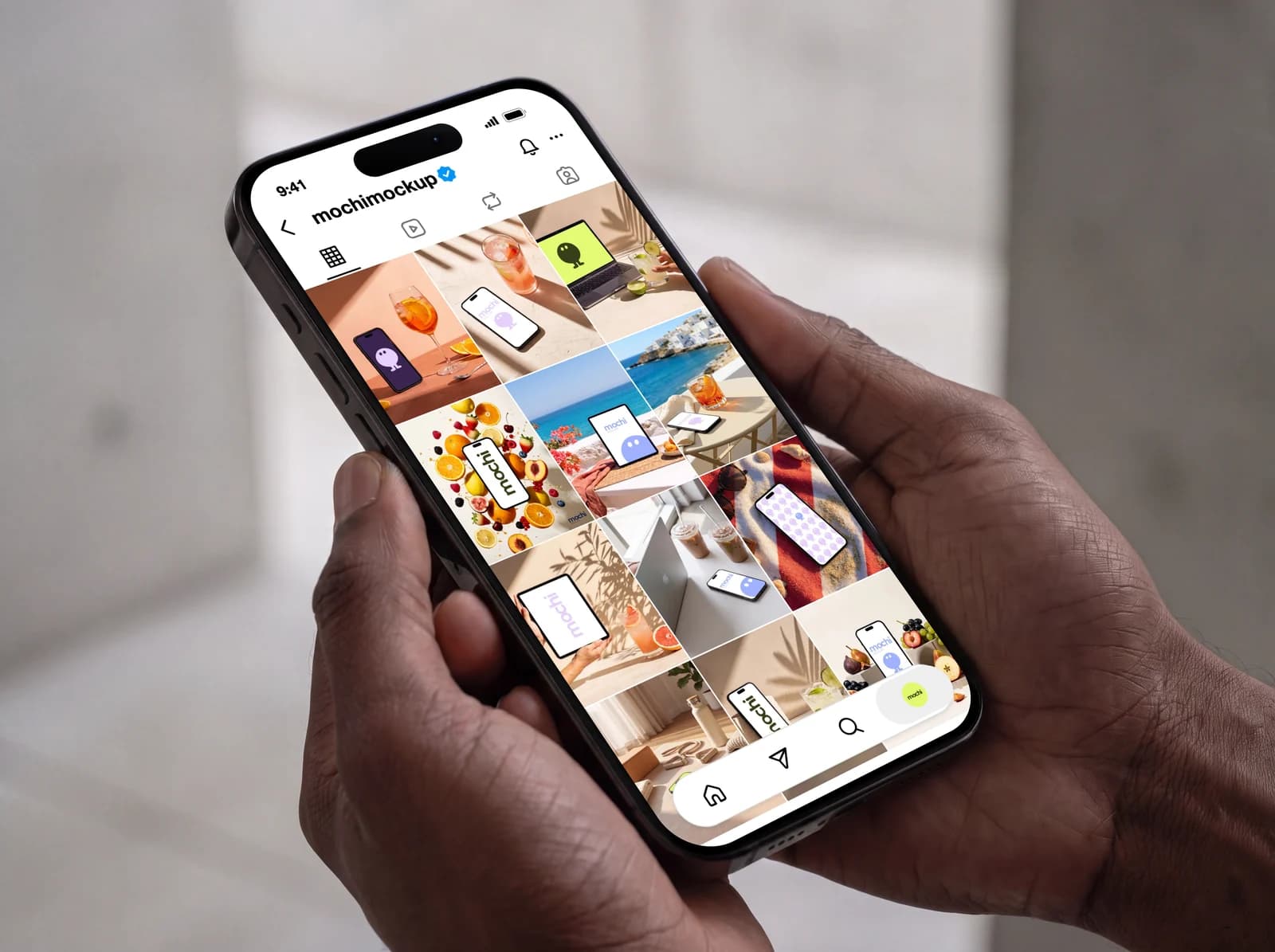 iPhone tenu à deux mains affichant la grille du profil Instagram mochimockup, douze photos aux tons chauds dans des cases 3:4